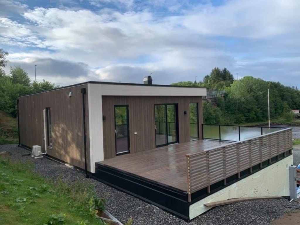 Villa Hellesund med terrasse og utsikt mot vannet