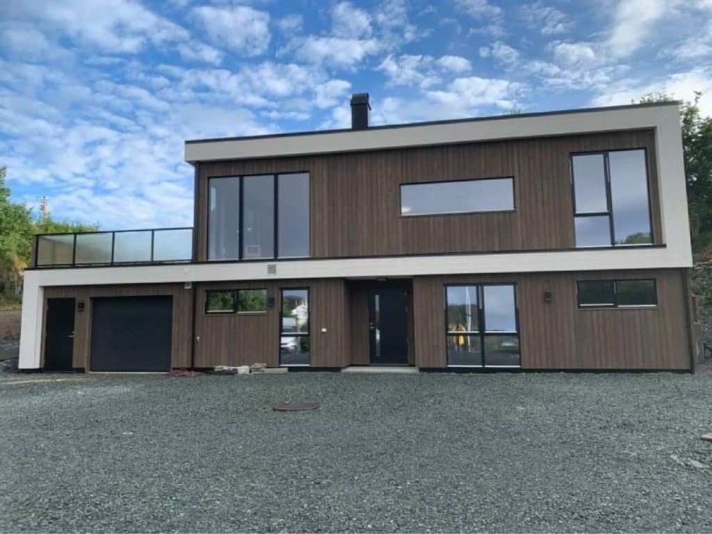Frontfasaden på Villa Hellesund med integrert garasje