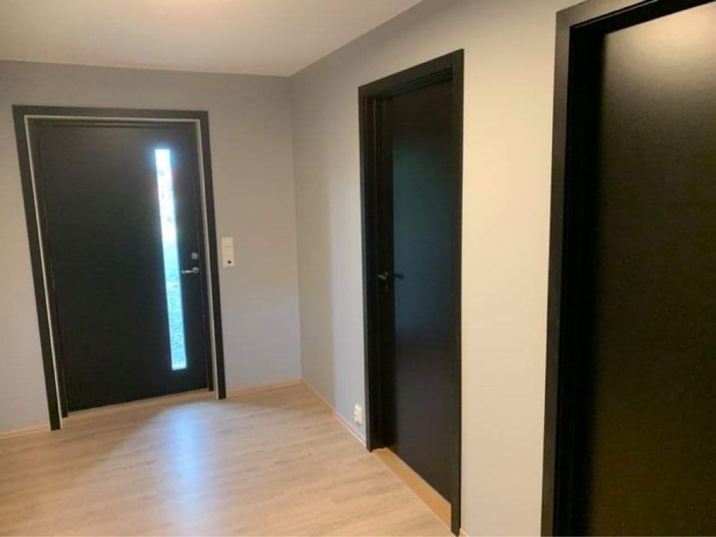 Entré med svarte innerdører i Villa Hellesund