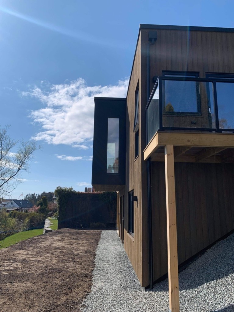 Eneboligen sett fra siden med overbygd uteplass