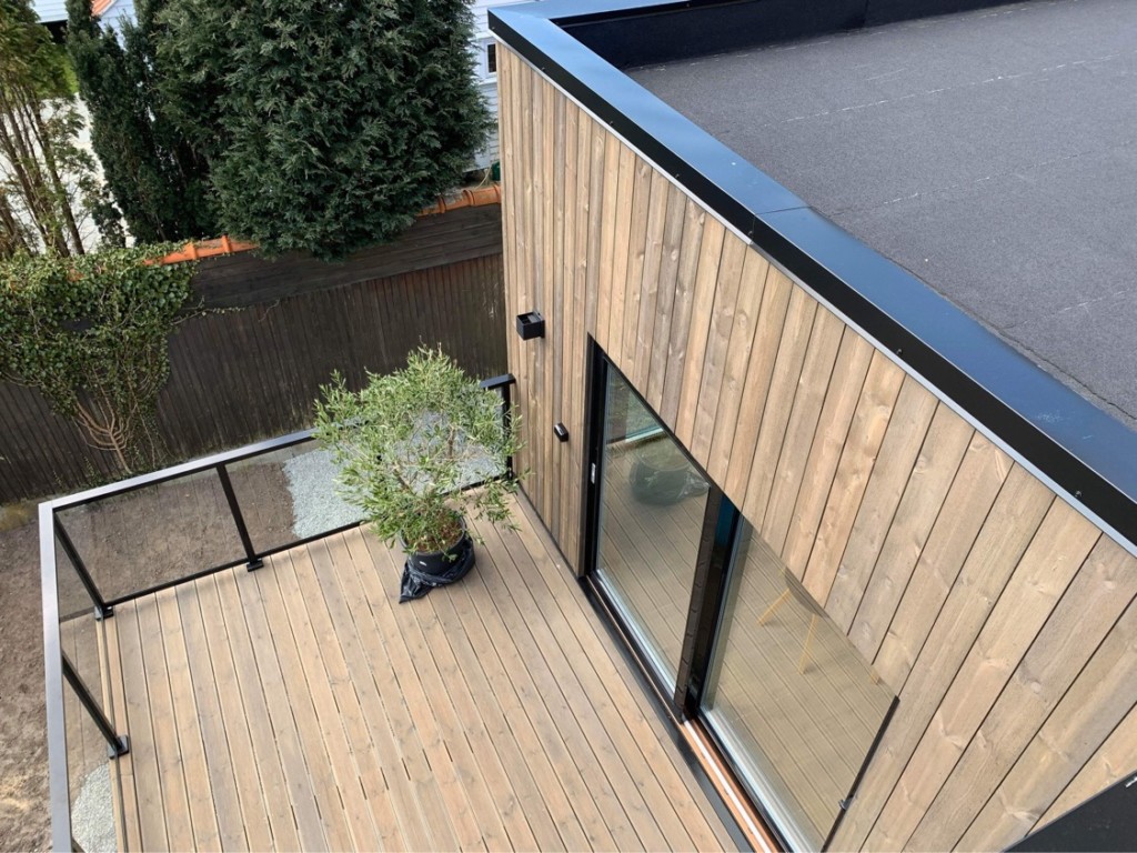 Takterrasse med rekkverk og skyvedører