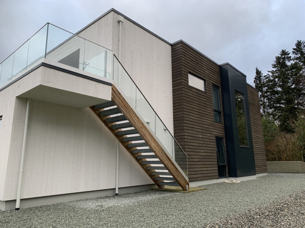 Villa Olsen med utvendig trapp og glassrekkverk