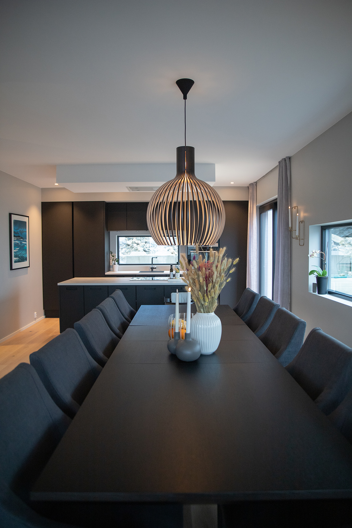 Kult spisebord med svarte detaljer i funkishuset Villa jentoft i Haugesund