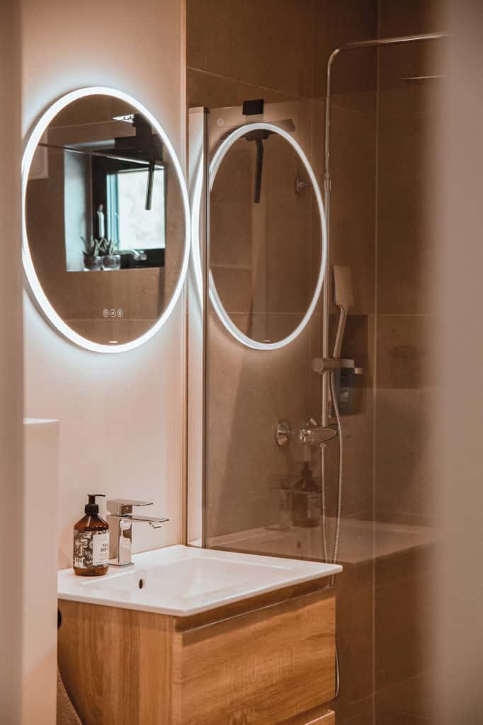 Servant og dusj med runde speil på badet
