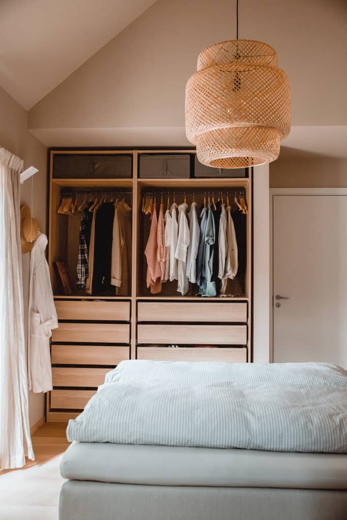 Soverom med åpen garderobe