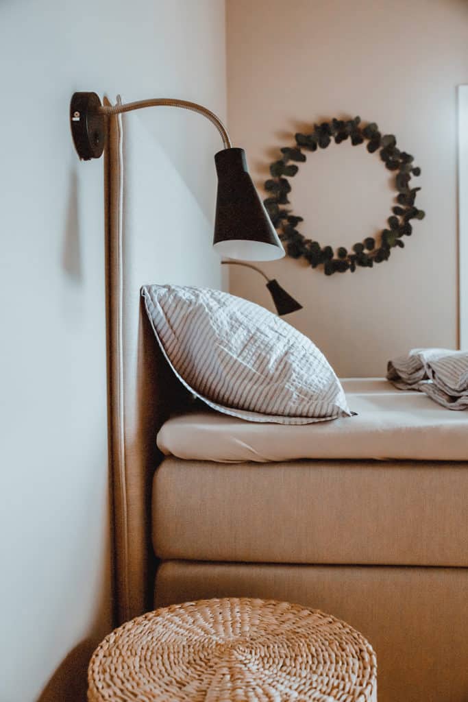 Sittebenk med puter og vegglampe