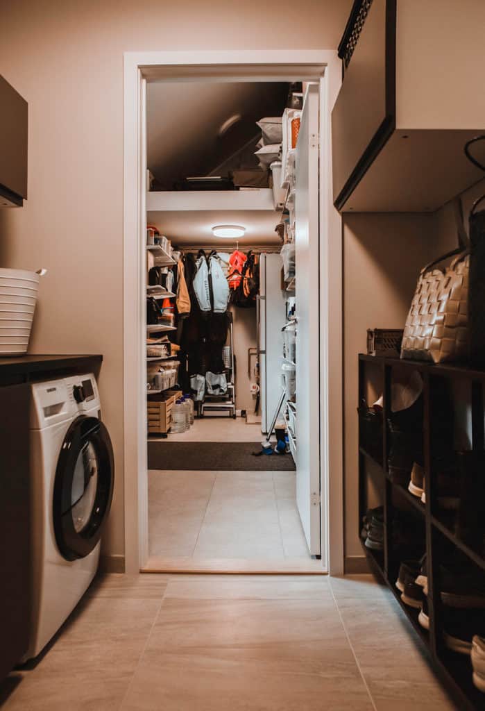 Vaskerom med vaskemaskin og garderobe