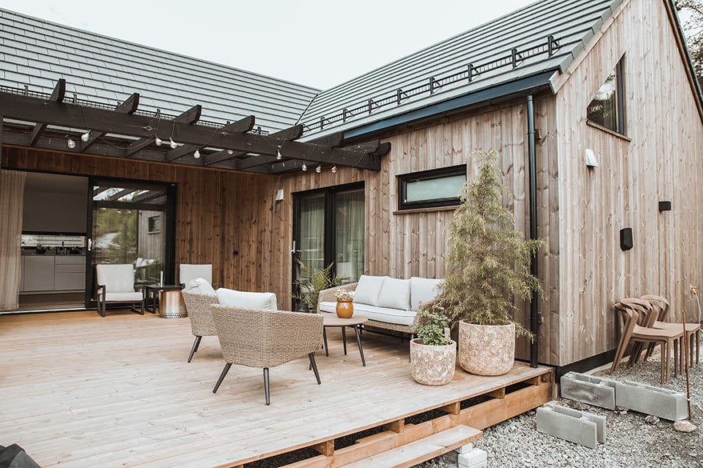 Terrasse i vinkel mellom hytteveggene