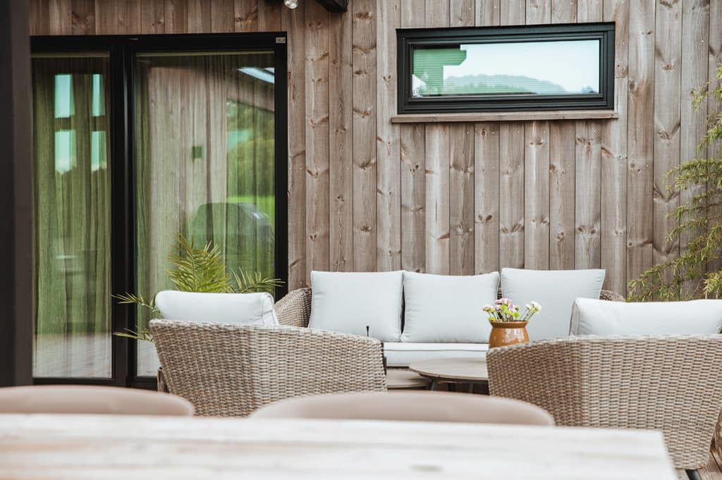 Sofagruppe på terrassen utenfor hytta