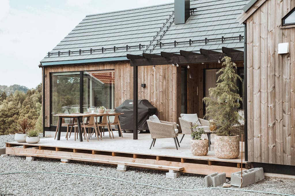 Funkishytte med terrasse og utemøbler