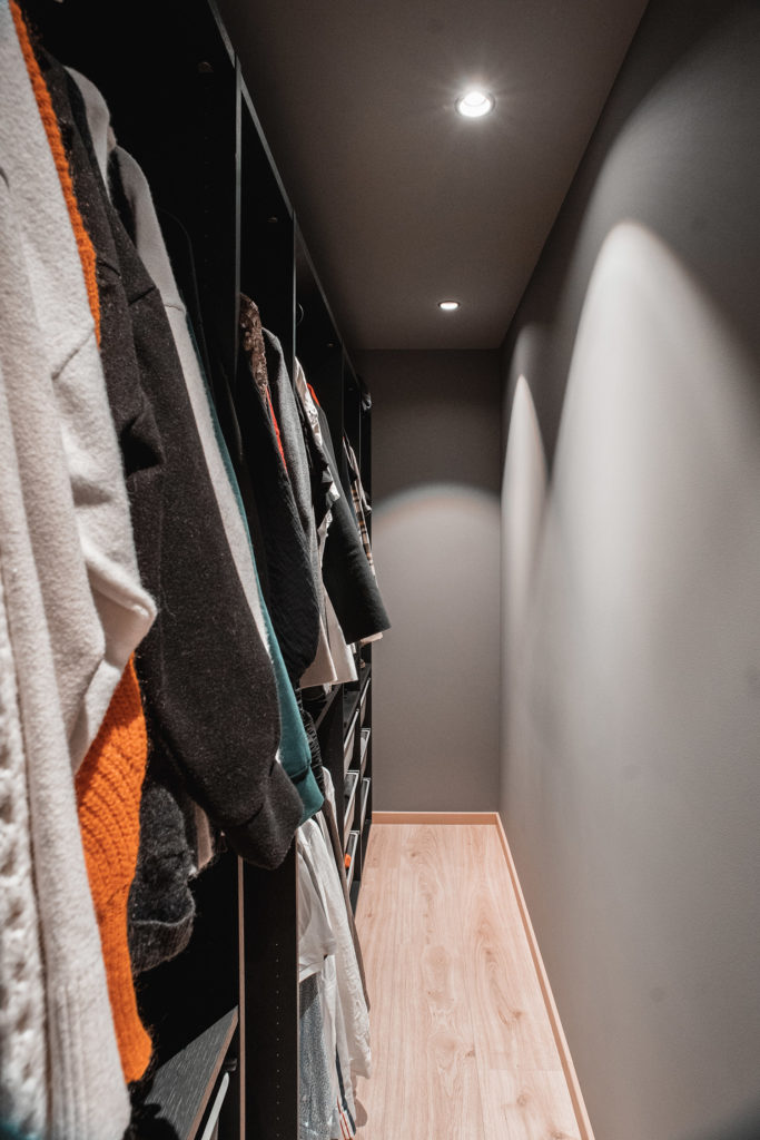 Smal garderobe med åpne hyller og klesstenger
