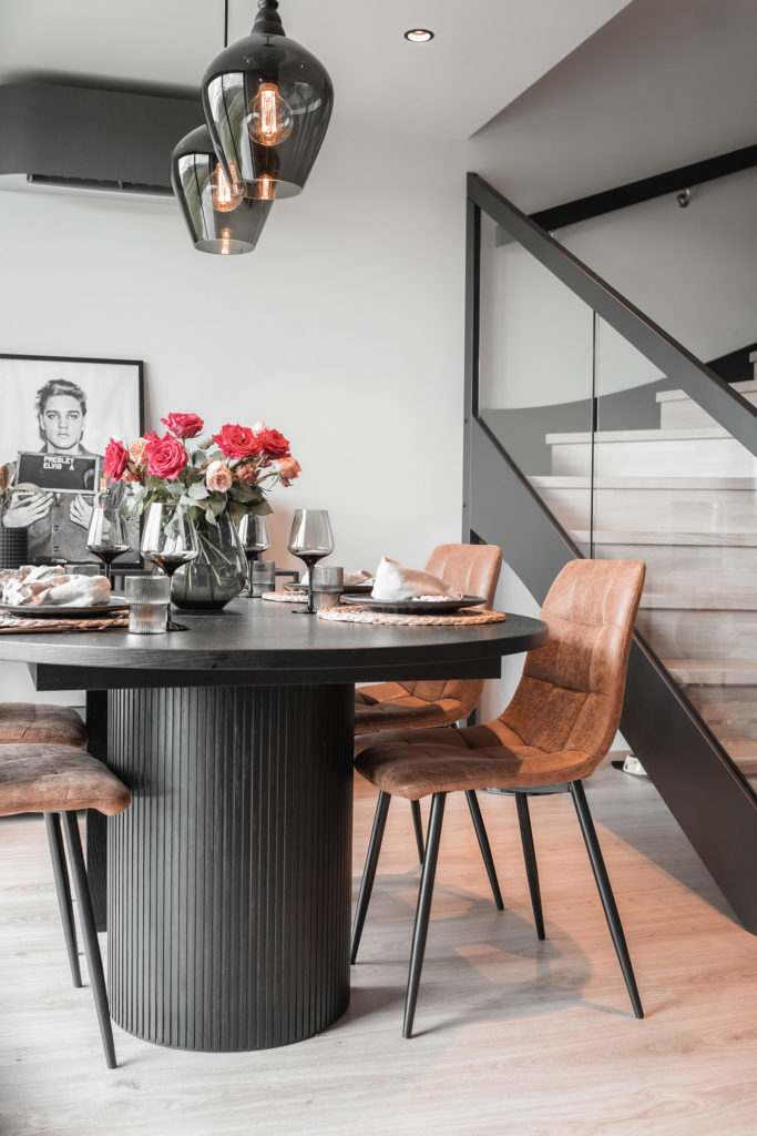 Dekket spisebord ved trapp med glassrekkverk