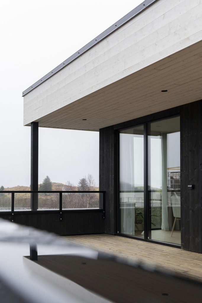 Overbygd terrasse med glassrekkverk