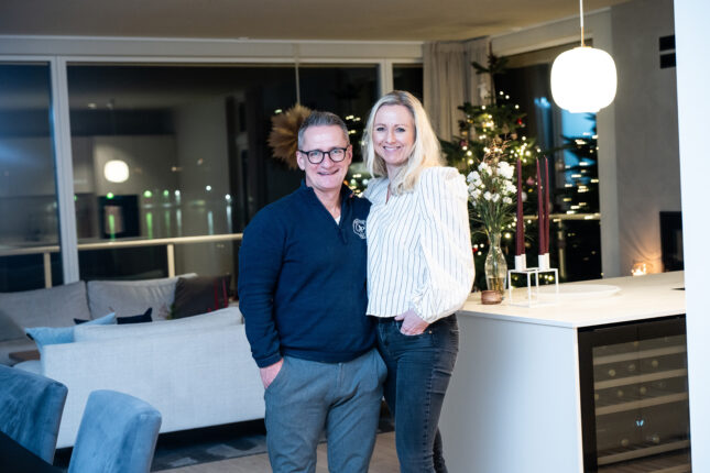 _DSC5198_w Par stående i åpen stue og kjøkken med juletre i bakgrunnen